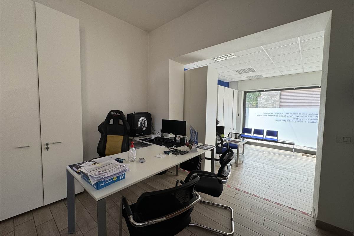 Lomazzo locale commerciale con vetrina 