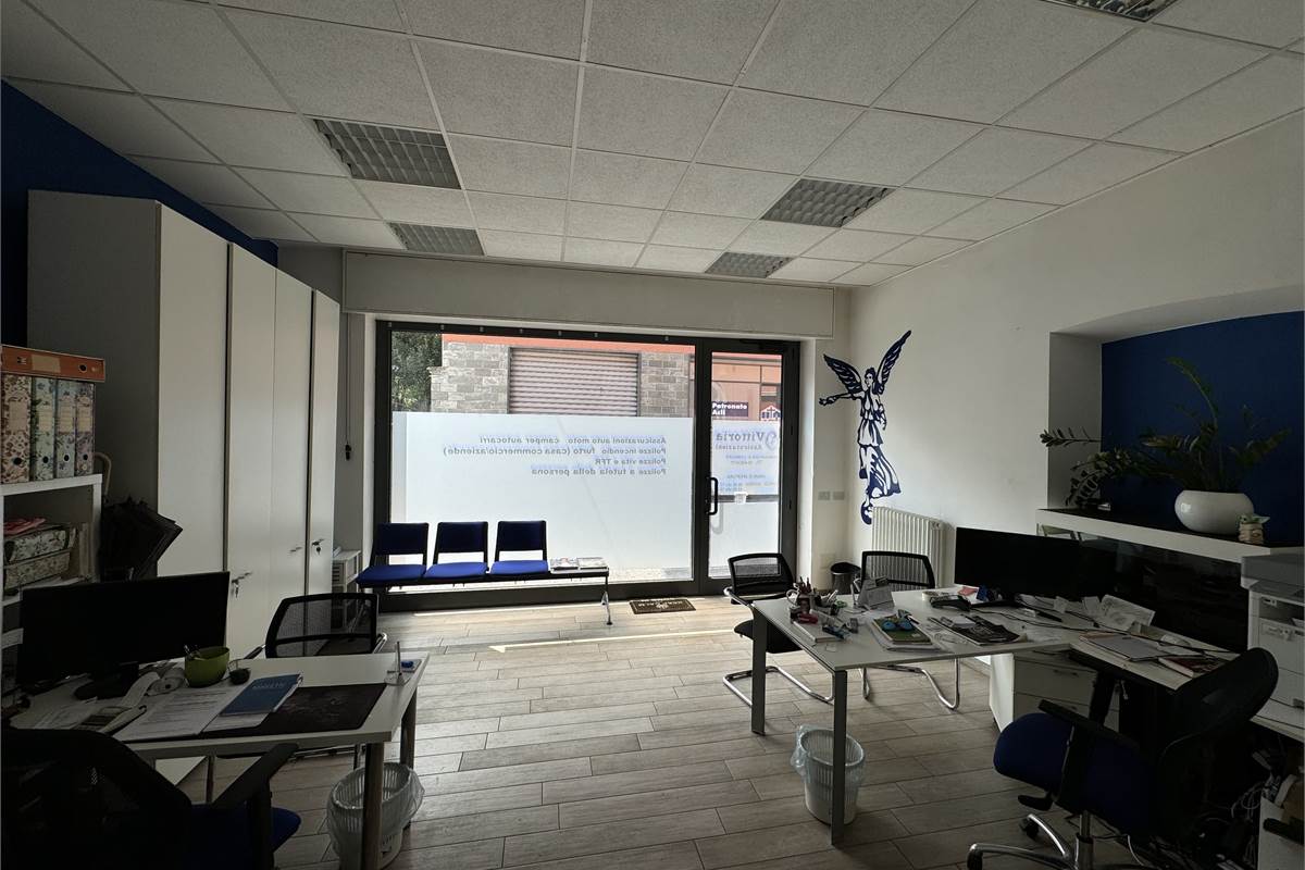 Lomazzo locale commerciale con vetrina 