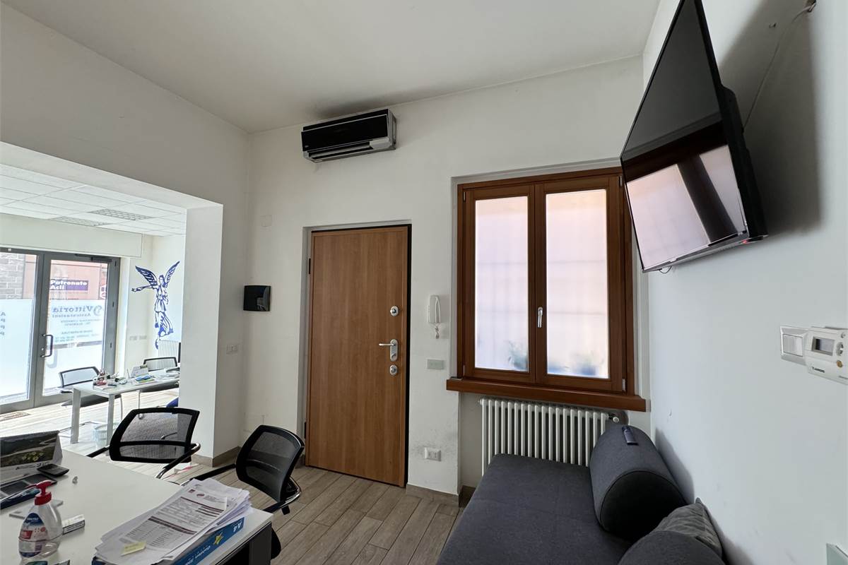 Lomazzo locale commerciale con vetrina 