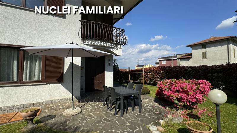 Villa con giardino adatta a più nuclei familiari