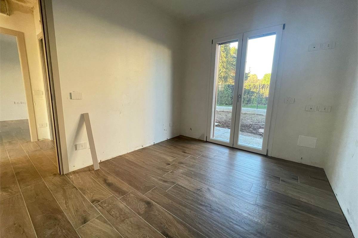 Nuovo quadrilocale con giardino e box