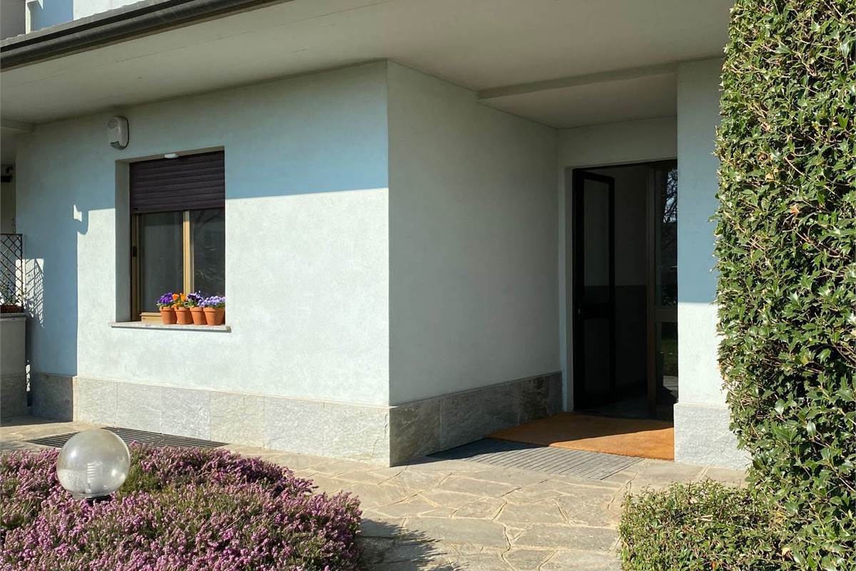 Trilocale semiarredato con box