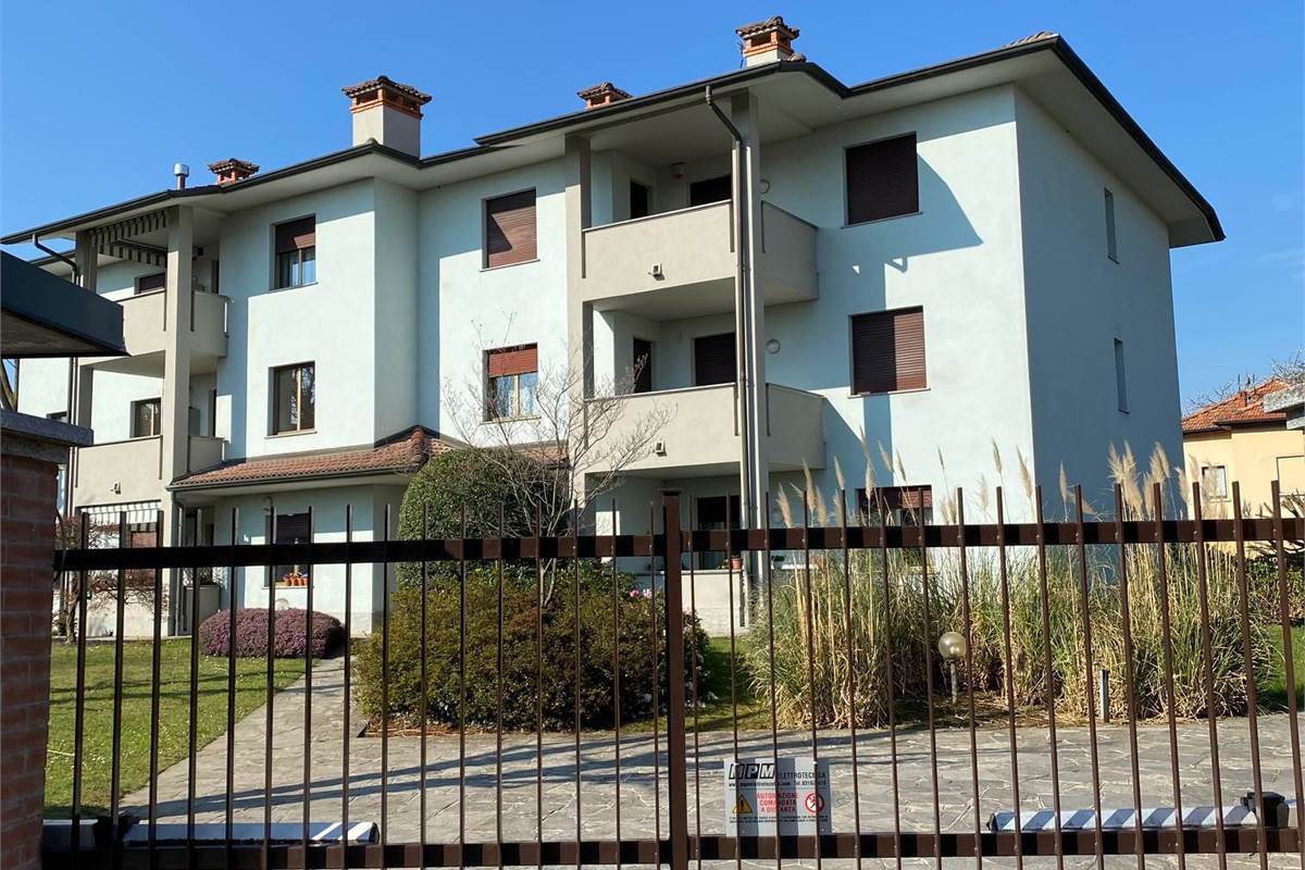 Trilocale semiarredato con box