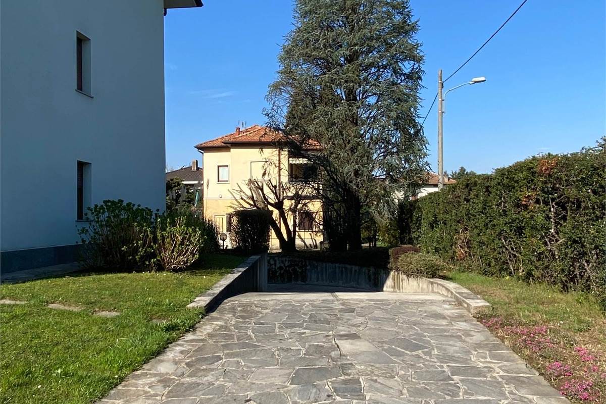 Trilocale semiarredato con box