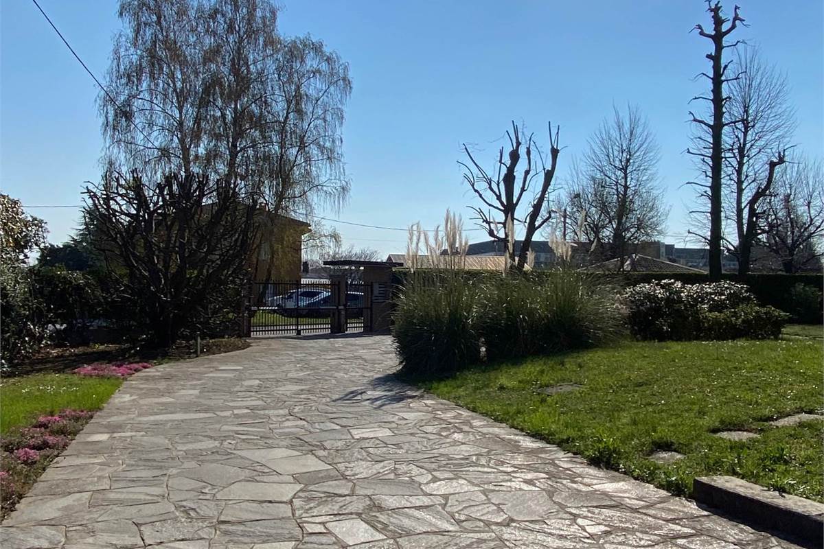 Trilocale semiarredato con box