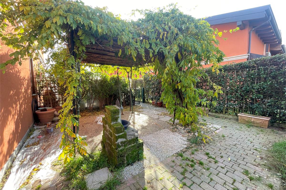 Moderna villetta a schiera di testa