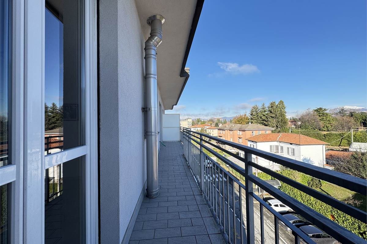 Bilocale con terrazzo e box