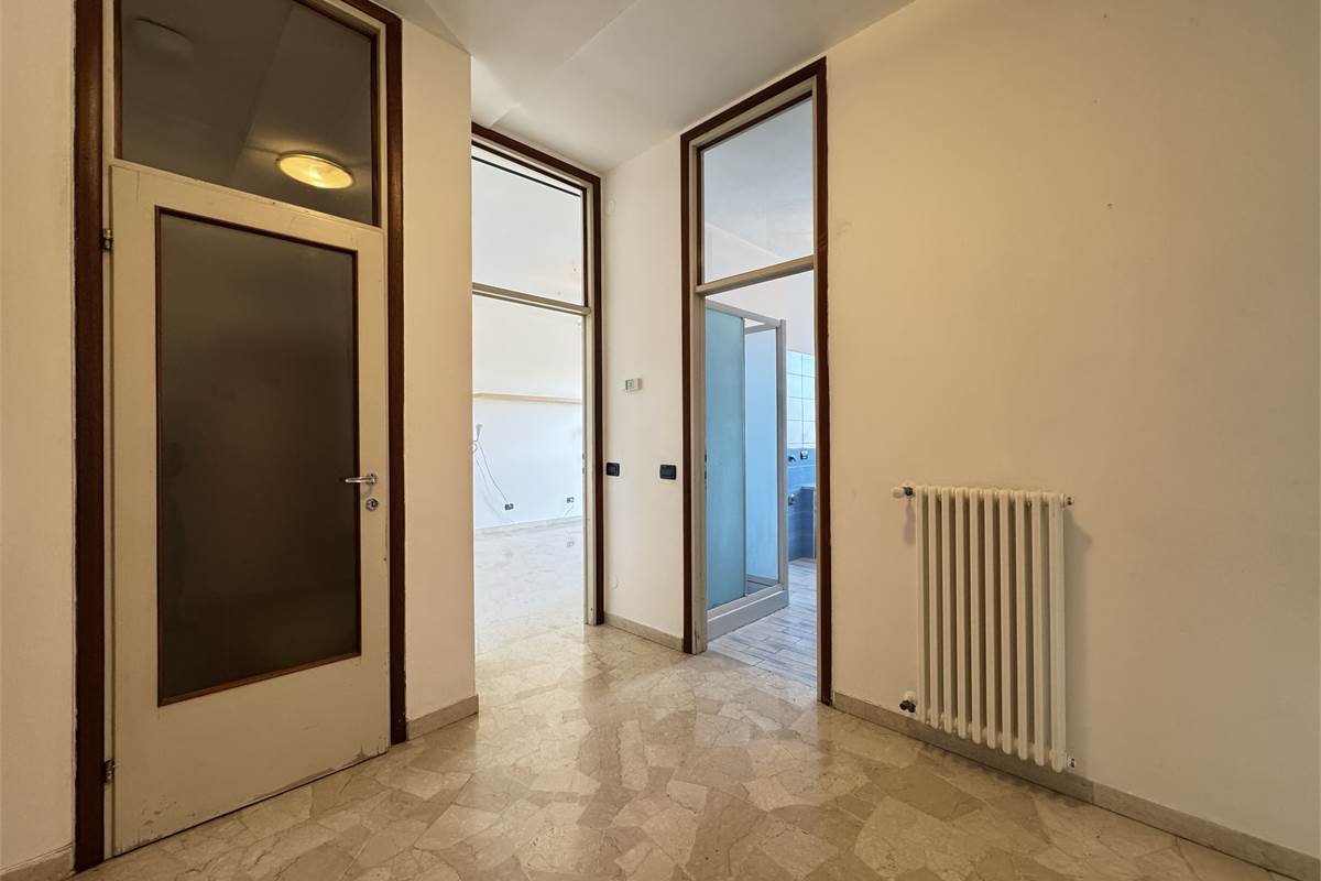 Bilocale con terrazzo e box