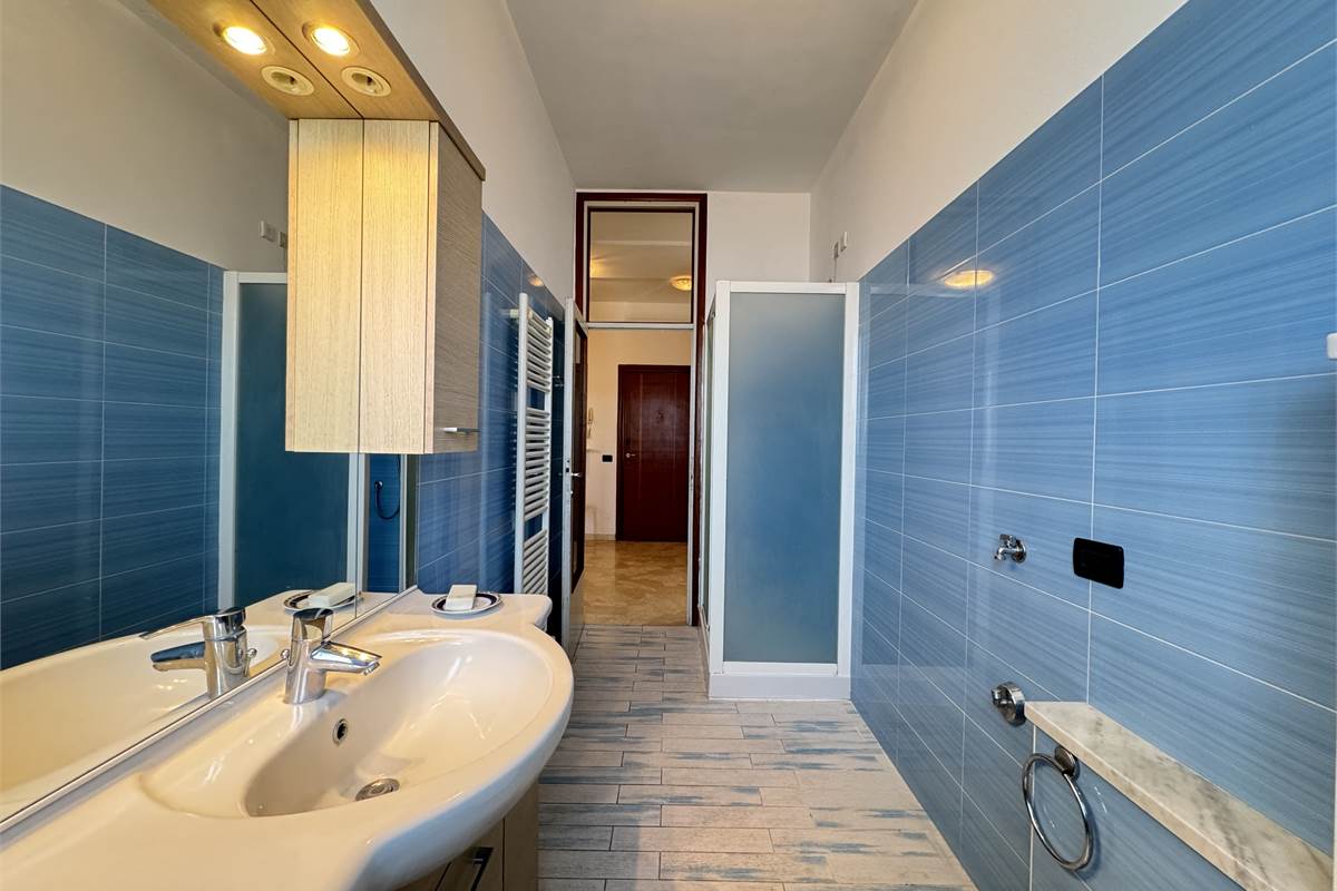 Bilocale con terrazzo e box