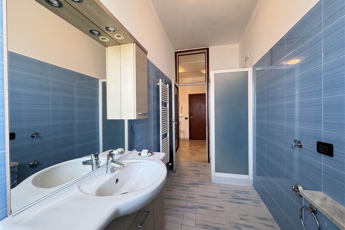 Bilocale con terrazzo e box