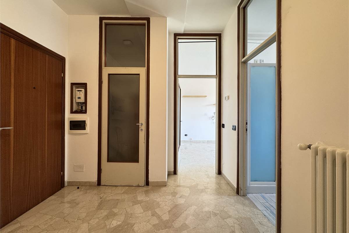 Bilocale con terrazzo e box