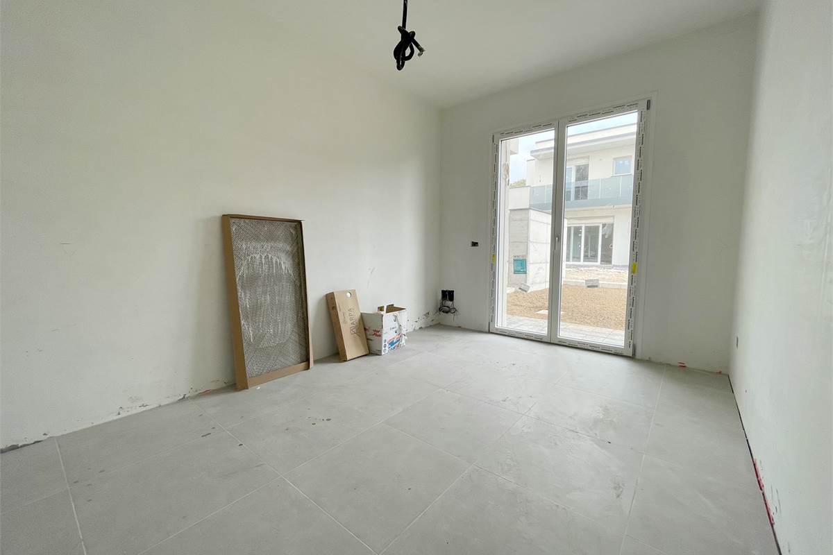 Nuovo trilocale con giardino e box