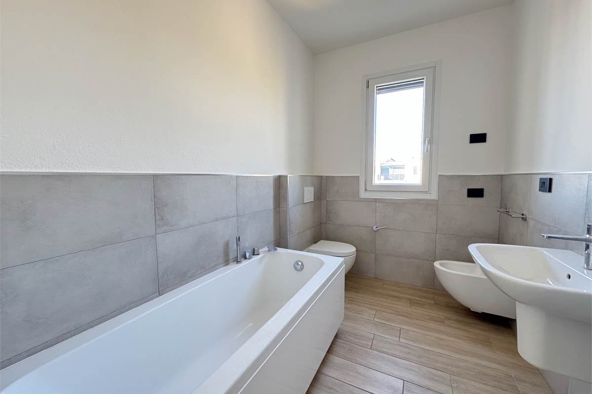 Trilocale con terrazzo e box