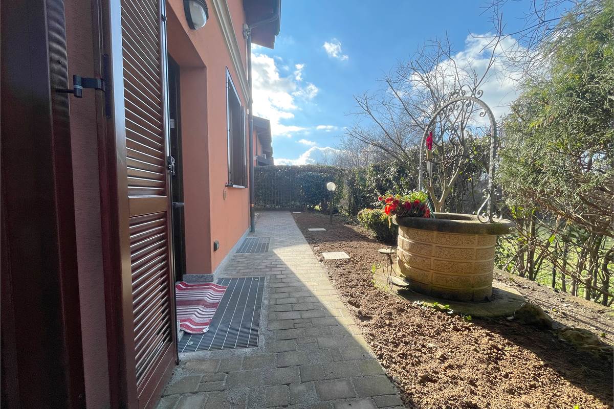 Moderna villetta a schiera di testa