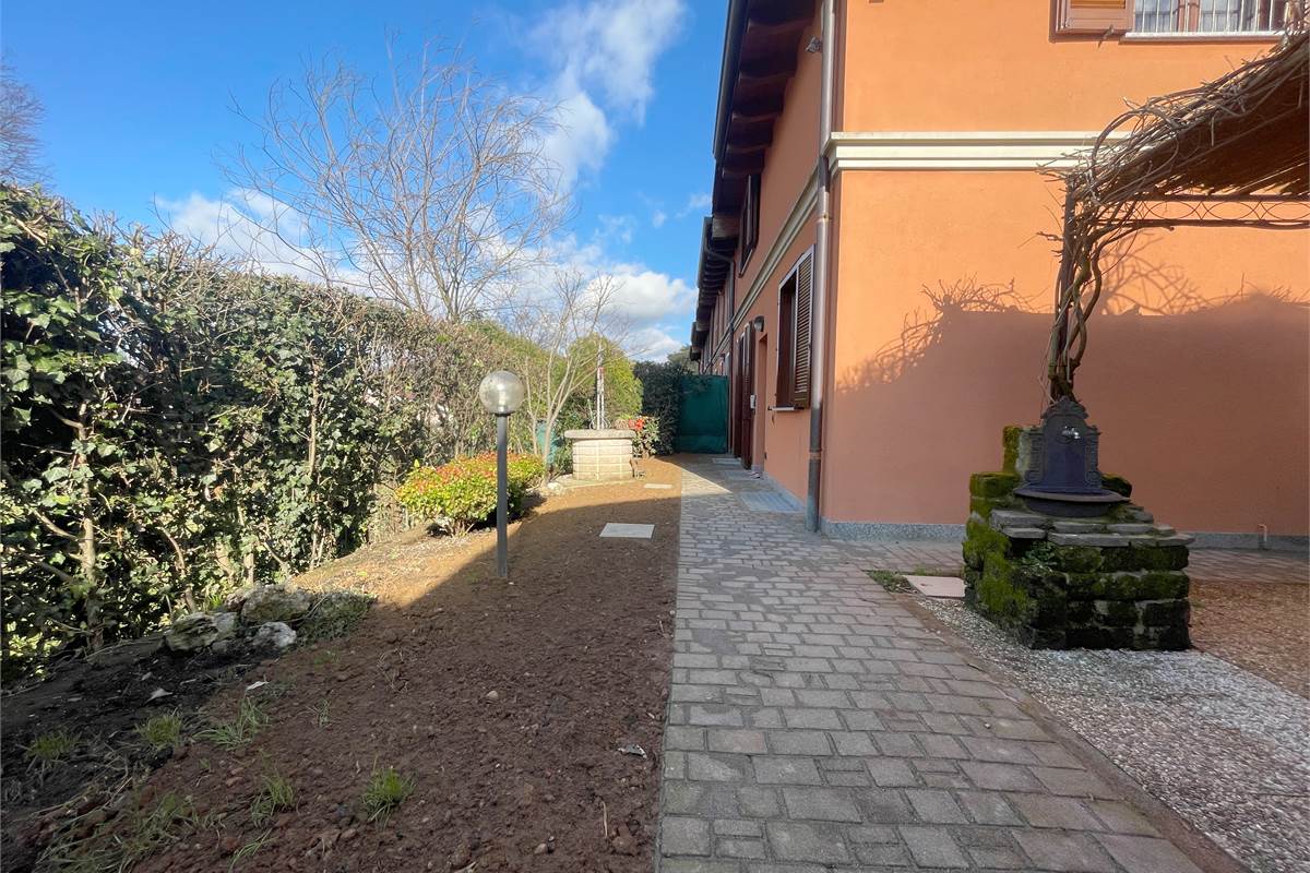 Moderna villetta a schiera di testa