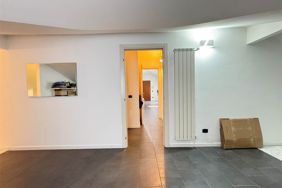 Ampio trilocale con terrazzo e box