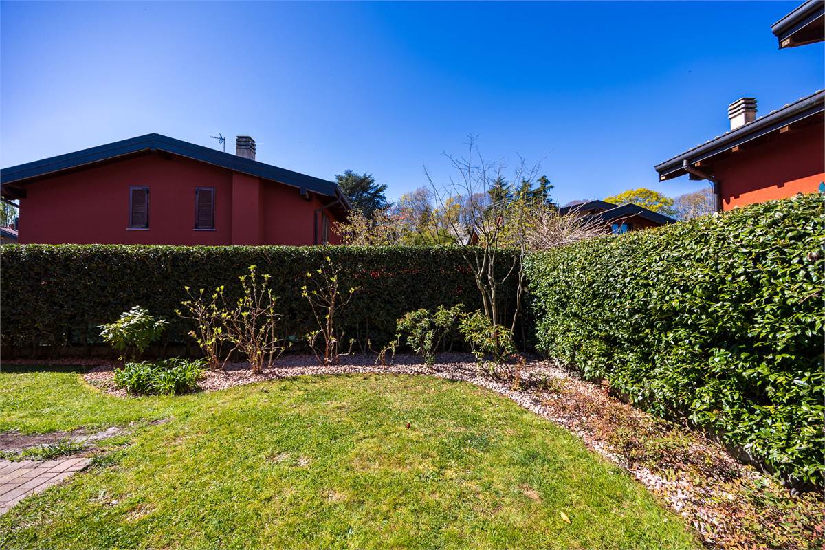 Trilocale con giardino e box doppio