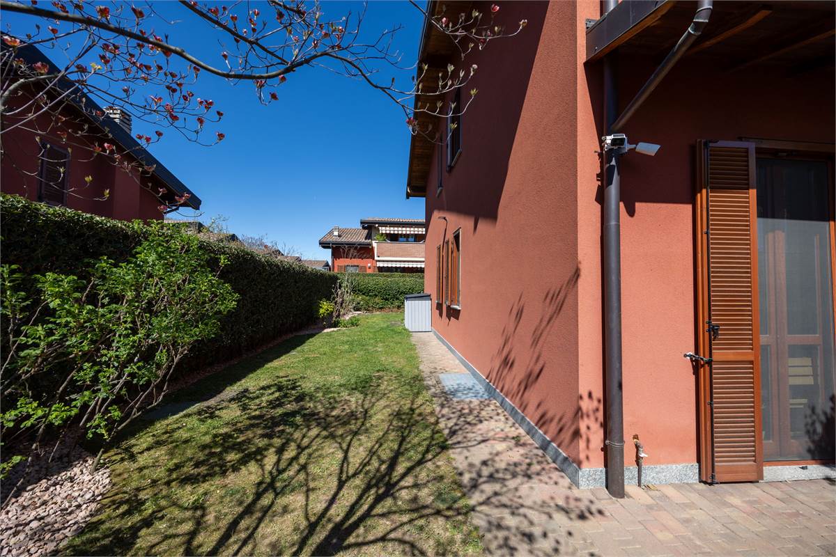 Trilocale con giardino e box doppio