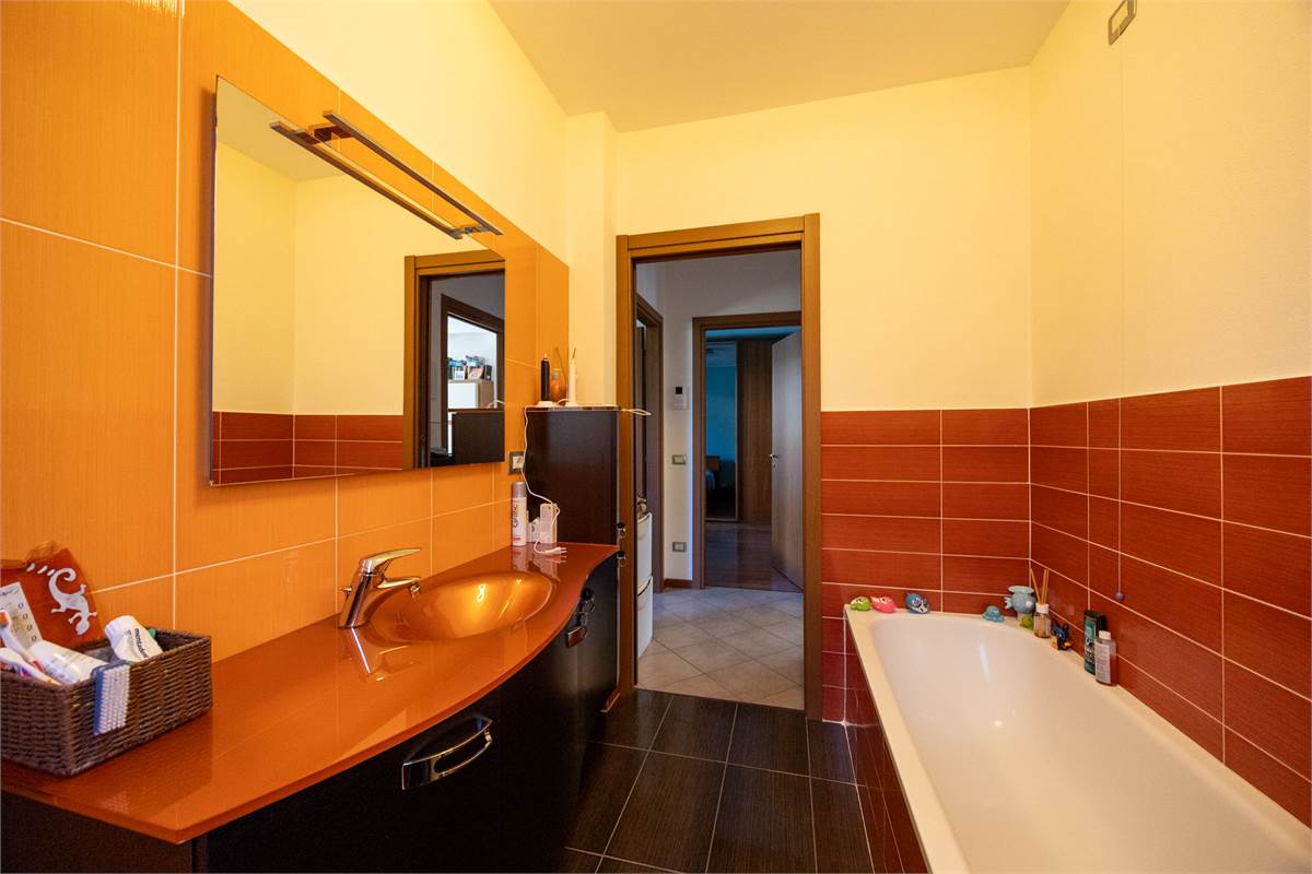 Trilocale con giardino e box doppio