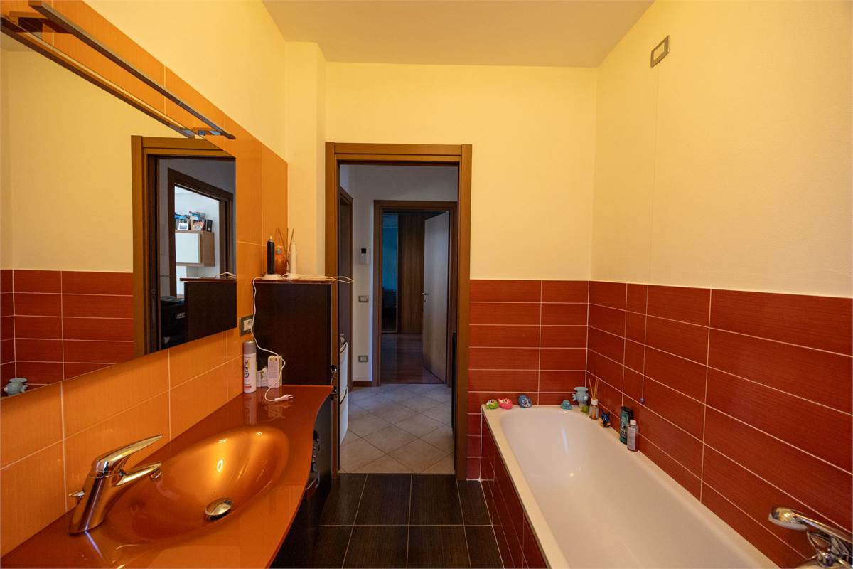 Trilocale con giardino e box doppio