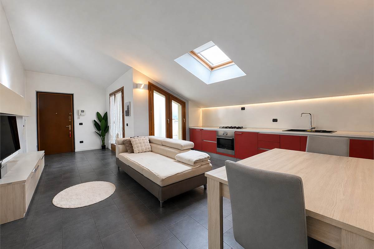 Ampio trilocale con terrazzo e box