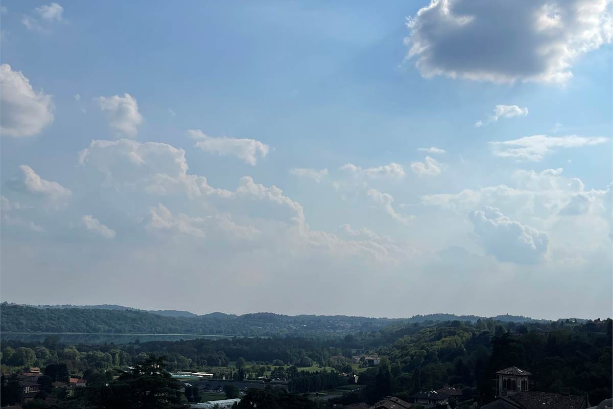 ERBA: ELEGANTE ATTICO CON TERRAZZE PANORAMICHE