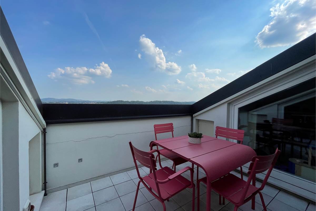 ERBA: ELEGANTE ATTICO CON TERRAZZE PANORAMICHE