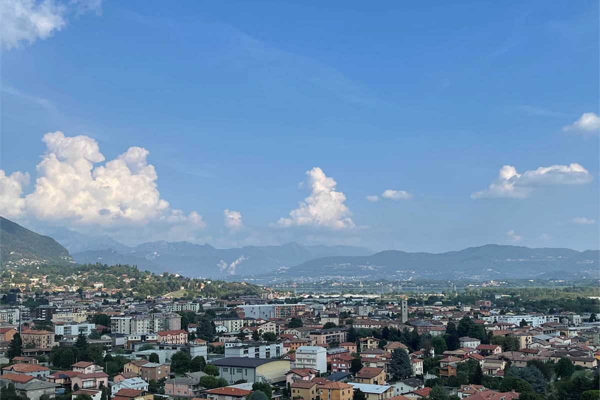 ERBA: ELEGANTE ATTICO CON TERRAZZE PANORAMICHE