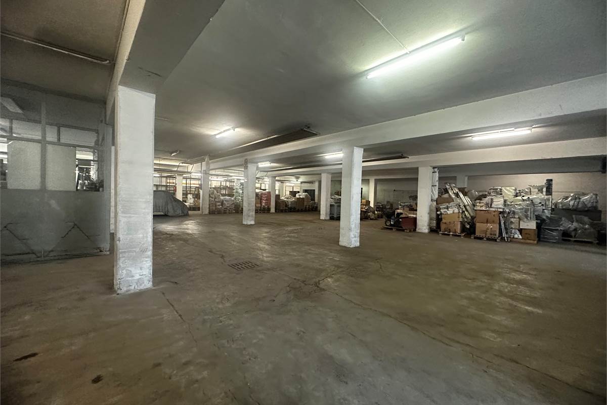 Anzano Del Parco: capannone uso magazzino con area