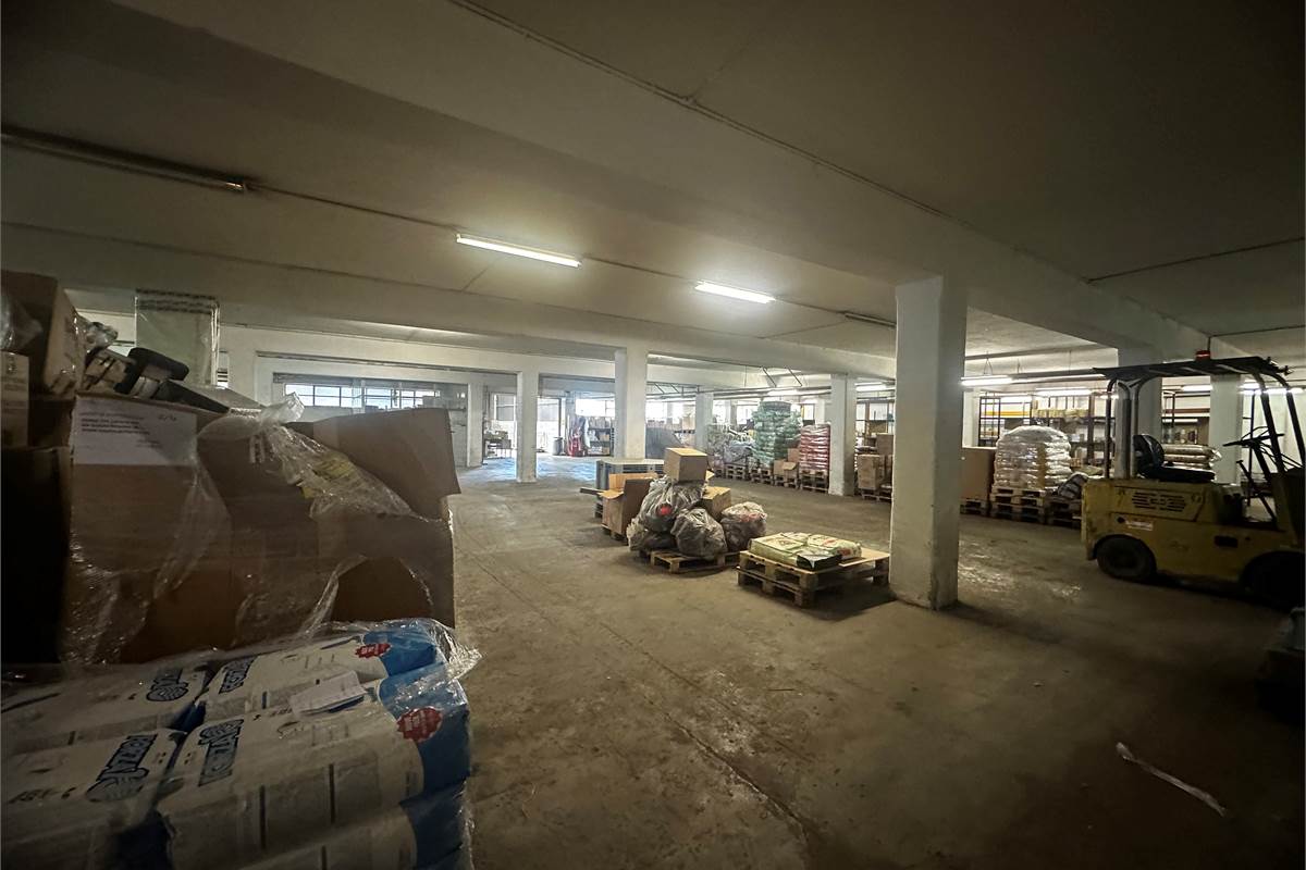 Anzano Del Parco: capannone uso magazzino con area