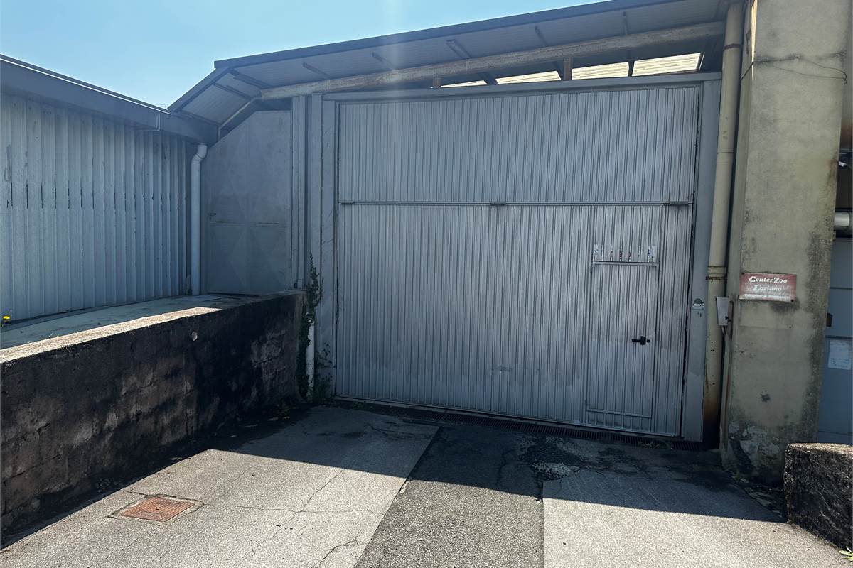 Anzano Del Parco: capannone uso magazzino con area