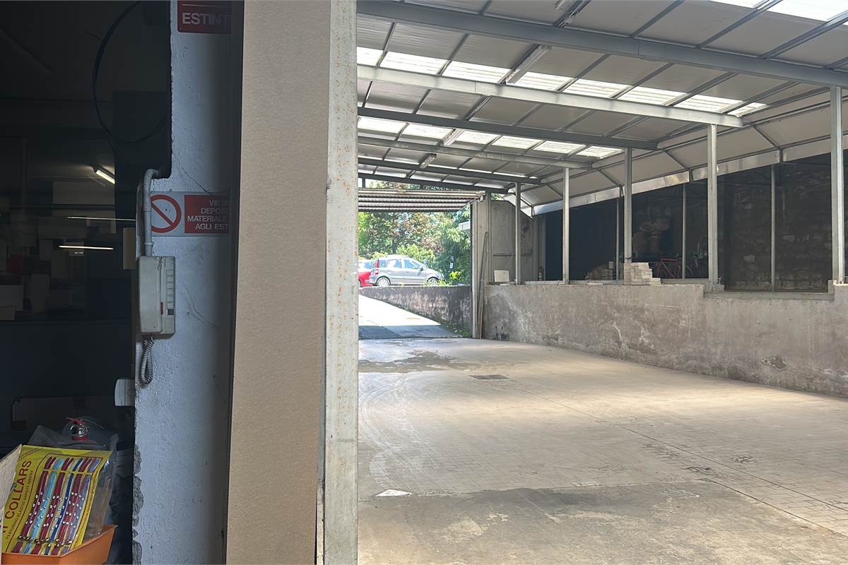Anzano Del Parco: capannone uso magazzino con area