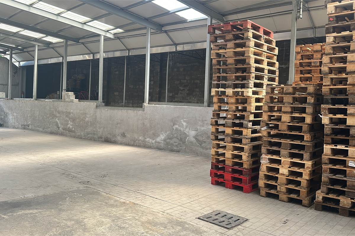 Anzano Del Parco: capannone uso magazzino con area