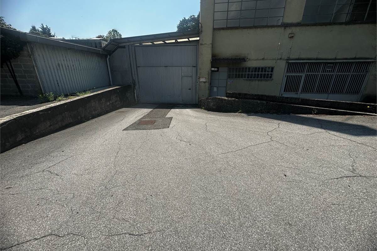 Anzano Del Parco: capannone uso magazzino con area