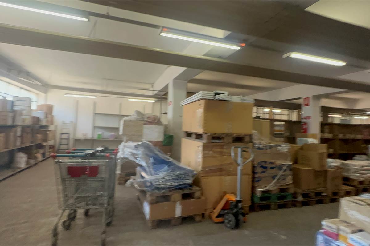 Anzano Del Parco: capannone uso magazzino con area