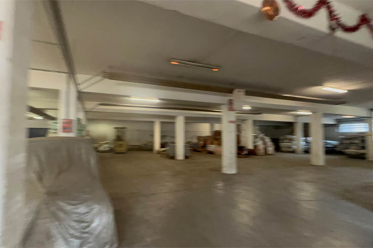 Anzano Del Parco: capannone uso magazzino con area