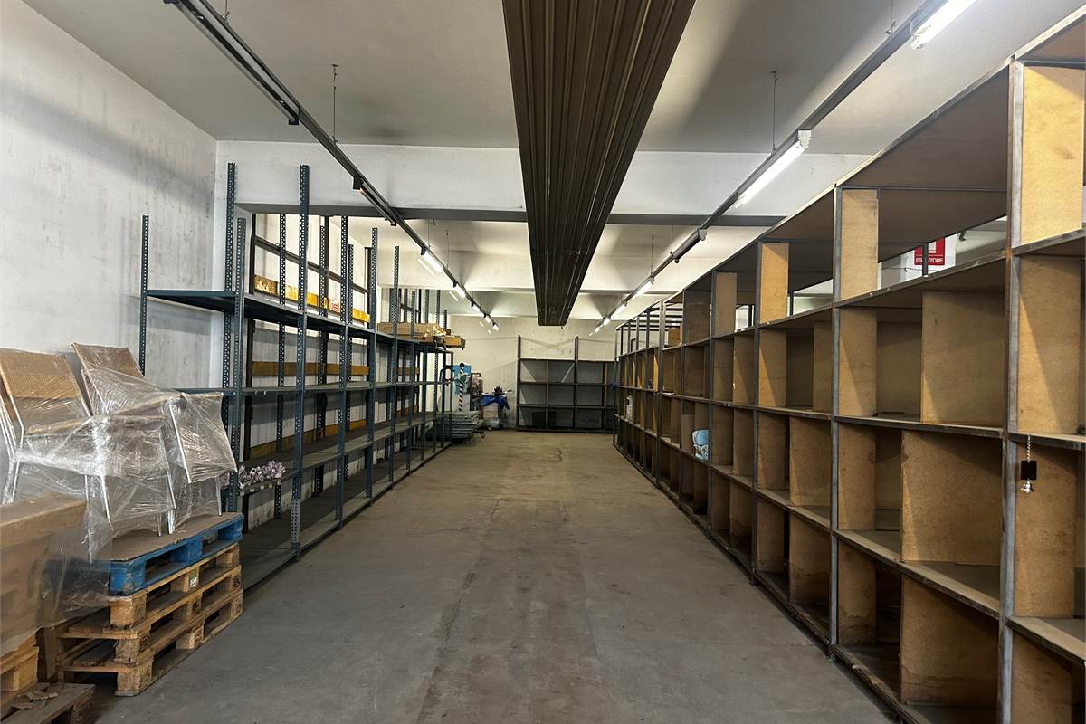 Anzano Del Parco: capannone uso magazzino con area