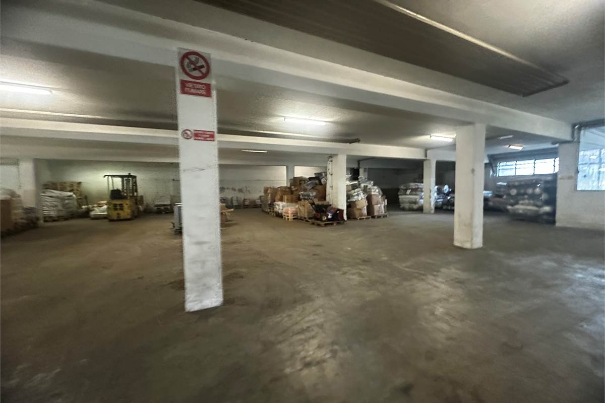 Anzano Del Parco: capannone uso magazzino con area