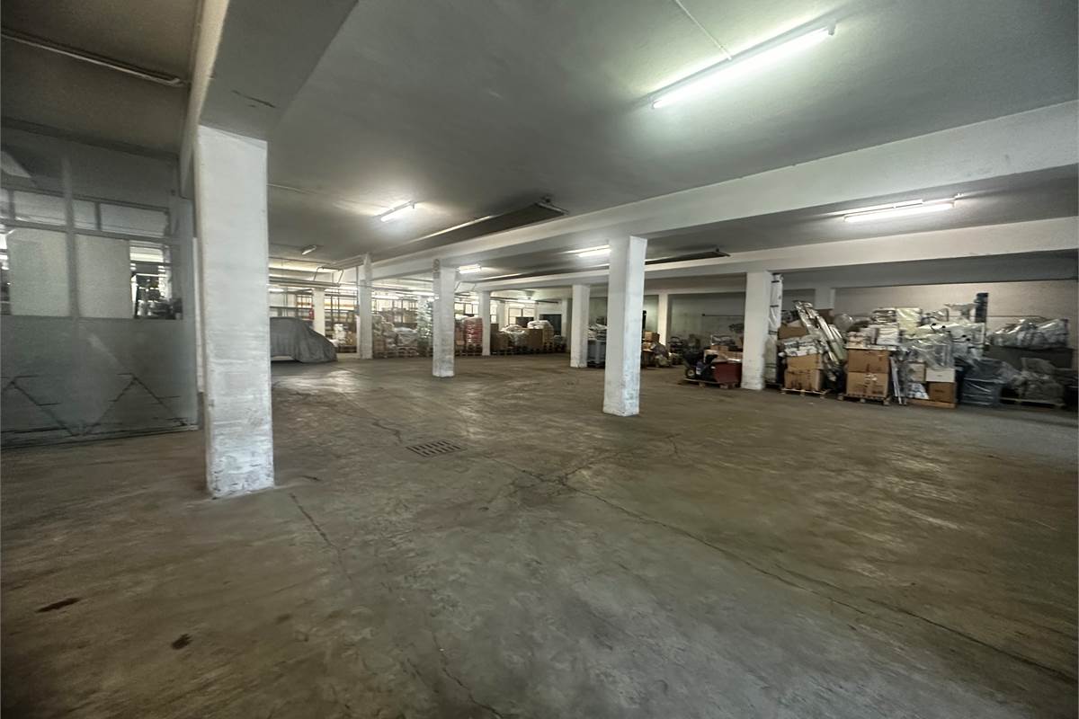 Anzano Del Parco: capannone uso magazzino con area