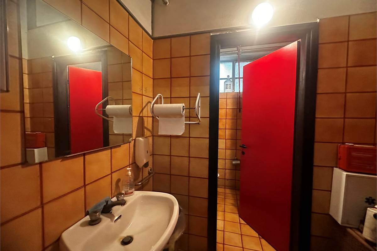 Anzano Del Parco: capannone uso magazzino con area