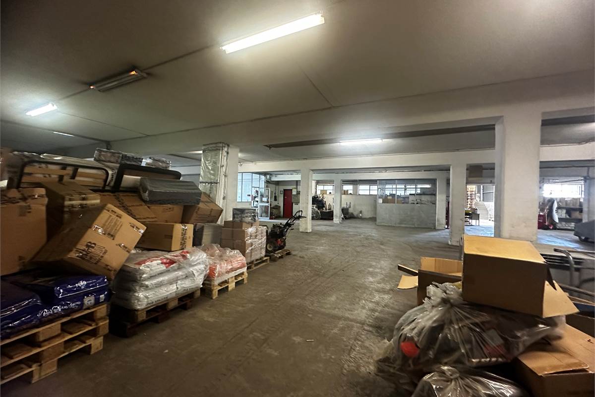 Anzano Del Parco: capannone uso magazzino con area