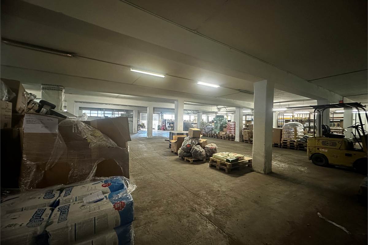 Anzano Del Parco: capannone uso magazzino con area