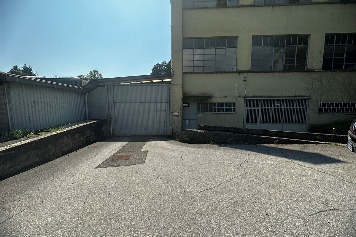 Anzano Del Parco: capannone uso magazzino con area