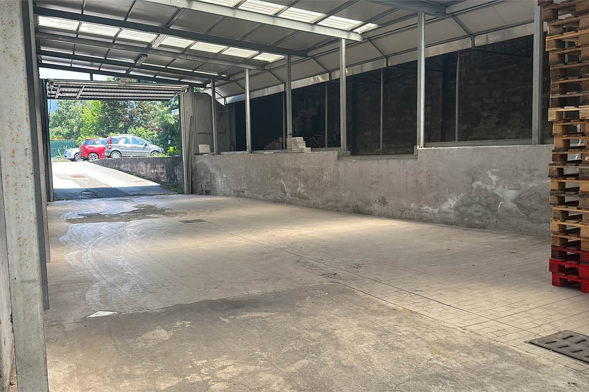 Anzano Del Parco: capannone uso magazzino con area