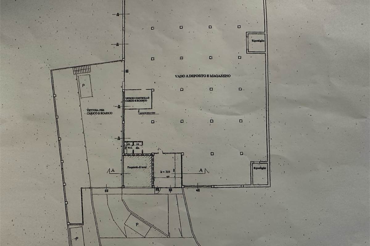 Anzano Del Parco: capannone uso magazzino con area