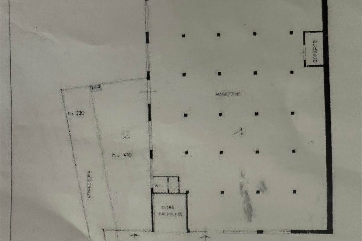 Anzano Del Parco: capannone uso magazzino con area
