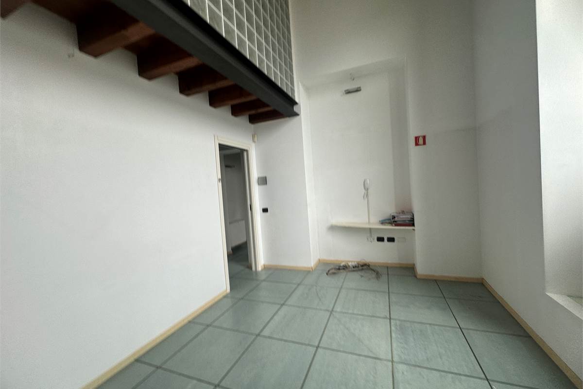 ALBESE CON CASSANO:LOCALI COMMERCIALI IN CENTRO