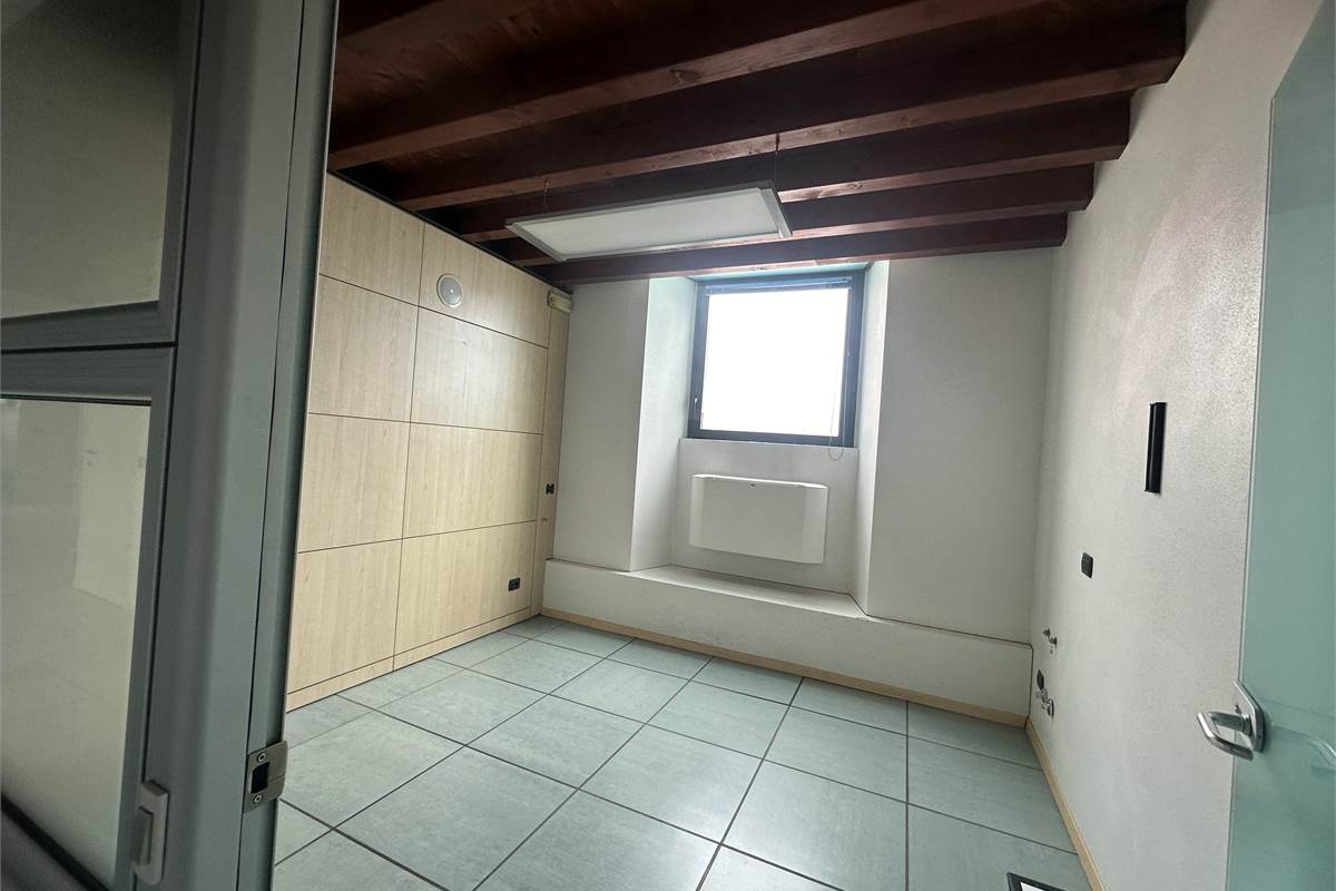 ALBESE CON CASSANO:LOCALI COMMERCIALI IN CENTRO