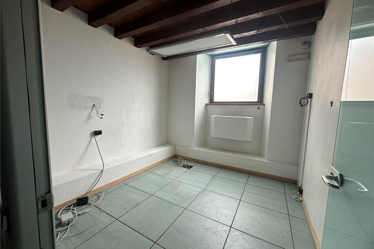 ALBESE CON CASSANO:LOCALI COMMERCIALI IN CENTRO