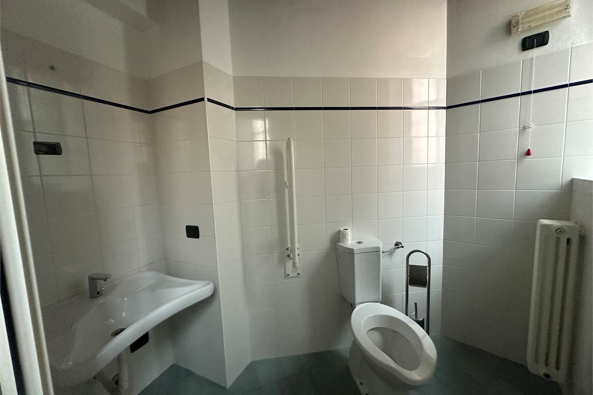 ALBESE CON CASSANO:LOCALI COMMERCIALI IN CENTRO